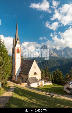 St. Jakob Kirche bei St. Ulrich vor dem Langkofel Berg, Gröden, Südtirol Stockfoto