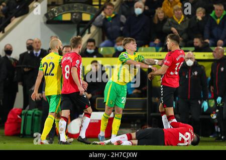 Brandon Williams von Norwich City stößt mit Jan Bednarek von Southampton nach einer Herausforderung auf Tino Livramento von Southampton - Norwich City gegen Southampton, Premier League, Carrow Road, Norwich, UK - 20th. November 2021 nur zur redaktionellen Verwendung - es gelten DataCo-Einschränkungen Stockfoto