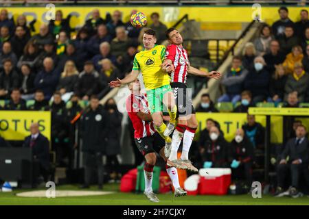 Kenny McLean von Norwich City in Aktion mit Oriol Romeu (L) und Jan Bednarek (R) von Southampton - Norwich City / Southampton, Premier League, Carrow Road, Norwich, Großbritannien - 20th. November 2021 nur zur redaktionellen Verwendung - es gelten DataCo-Einschränkungen Stockfoto