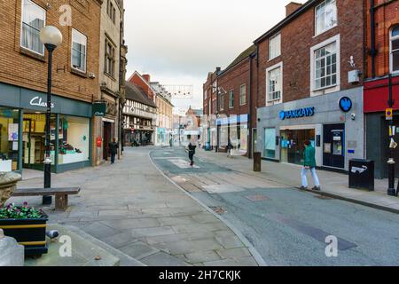 Geschäfte und Einkäufer auf der Cross Street in der Stadt Oswestry North Shropshire England Stockfoto