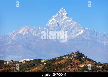 Blaue Ansicht des Mount Machhapuchhre, Annapurna Gebiet, Nepal himalaya Berge Stockfoto