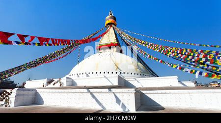 Boudha, Bodhnath oder Boudhanath Stupa mit Gebetsfahnen, die größte buddhistische Stupa in Kathmandu - buddhismus in Nepal Stockfoto