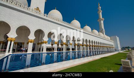 ABU DHABI, VAE - 2016. DEZEMBER: Außenansicht der Sheikh Zayed Moschee an einem schönen Tag. Dies ist eine große Touristenattraktion. Stockfoto