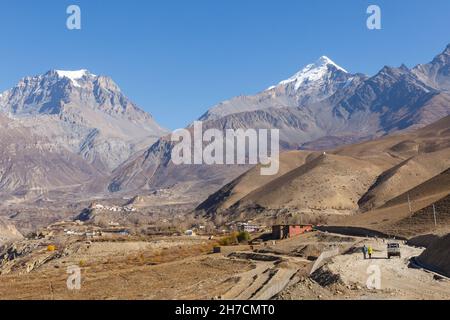 Yakwakang und Khatungkang Berge. Thorung La Pass. Blick vom Dorf Kagbeni. Mustang District, Nepal Stockfoto