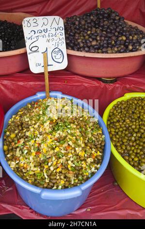 Olivenbaum (Olea europaea), eingelegte Oliven auf einem Gemüsestände auf dem Karmel-Markt in Israel, Tel Aviv Stockfoto