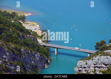 Campingwagen auf der Brücke von Galetas über den See Sainte Croix, Frankreich, Alpes de Haute Provence, regionaler Naturpark Verdon, Moustiers sainte Stockfoto