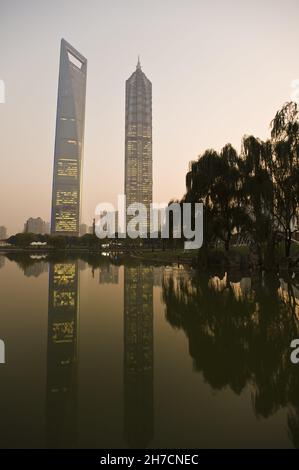Jin Mao Tower (rechts) und Shanghai World Financial Center (links) am Abend, China, Shanghai, Pudong Stockfoto