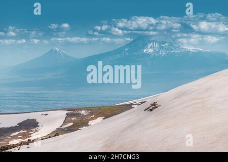 Panoramablick auf den Berg Ararat von den verschneiten Hängen des Vulkans Aragats im frühen Frühjahr. Reiseziel und Wanderkonzept Stockfoto
