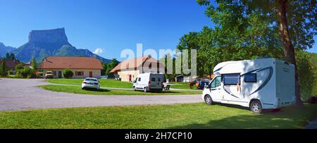 Parkplatz für Wohnmobile vor dem Mont Aiguille, Frankreich, Isere, dem Regionalen Naturpark Vercors, Chichilianne Stockfoto