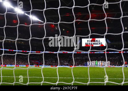 Spieler und Fans beobachten eine Schweigeminute im Rahmen des Gedenktages - England gegen Albanien, FIFA 2022-WM-Qualifikation - Gruppe I, Wembley-Stadion, London - 12th. November 2021 Stockfoto