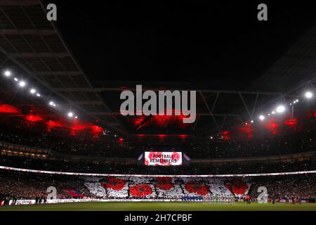 Spieler und Fans beobachten eine Schweigeminute im Rahmen des Gedenktages - England gegen Albanien, FIFA 2022-WM-Qualifikation - Gruppe I, Wembley-Stadion, London - 12th. November 2021 Stockfoto