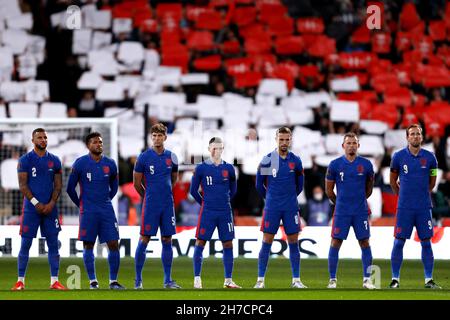 Spieler und Fans beobachten eine Schweigeminute im Rahmen des Gedenktages - England gegen Albanien, FIFA 2022-WM-Qualifikation - Gruppe I, Wembley-Stadion, London - 12th. November 2021 Stockfoto