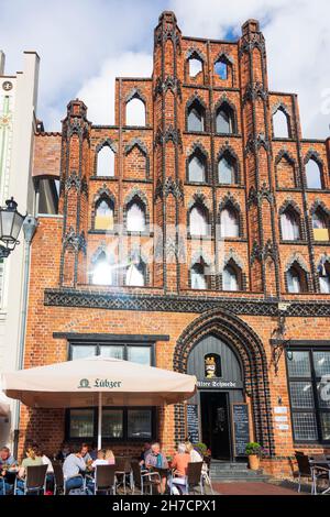 Wismar: Backsteingotik-Patrizierhaus (Bürgerhaus) namens Alter Schwede am Marktplatz in Ostsee, Mecklenburg-Vorpommern, G Stockfoto