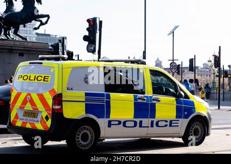 Victoria Westminster London England Großbritannien, November 7 2021, Metropolitan Police Van parkte an der Westminster Bridge in London Stockfoto