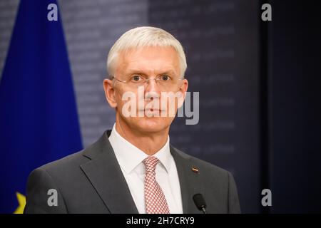 RIGA, LETTLAND. 21st. November 2021. Mateusz Morawiecki, Premierminister von Polen, und Krisjanis Karins (Foto), Premierminister von Lettland, während der Pressekonferenz nach dem Treffen. Stockfoto