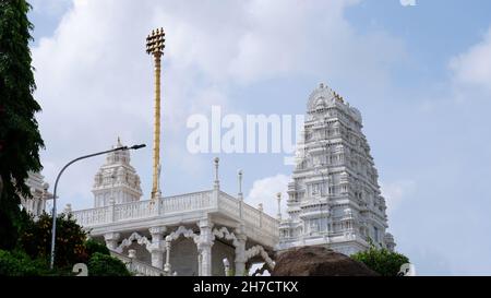 Birla Mandir ist ein Hindu-Tempel, erbaut auf einem 280 Meter hohen Hügel namens Naubath Pahad auf einem 13 Hektar großen Grundstück, Halskette Road, Hyderabad, Telangana Stockfoto