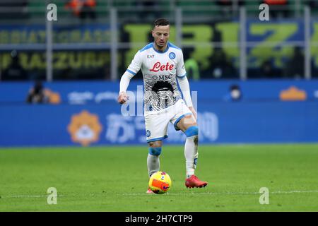 Amir Rrahmani vom SSC Napoli kontrolliert den Ball während des Serie-A-Spiels zwischen dem FC Internazionale und dem SSC Napoli Stockfoto