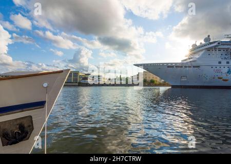 Wismar: Hafen Westhafen, Kreuzschiff bei der Werft MV Werften in Ostsee, Mecklenburg-Vorpommern, Deutschland Stockfoto