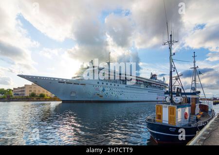 Wismar: Hafen Westhafen, Kreuzschiff bei der Werft MV Werften in Ostsee, Mecklenburg-Vorpommern, Deutschland Stockfoto