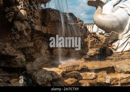 Brunnen hinter Schloss Schönbrunn in Wien Stockfoto