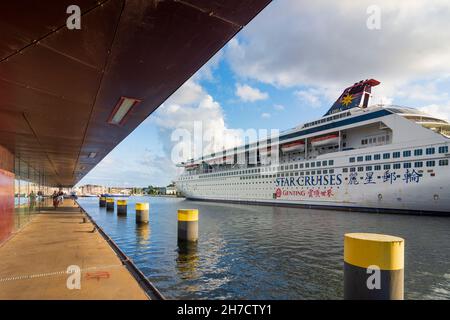 Wismar: Hafen Westhafen, Kreuzschiff bei der Werft MV Werften in Ostsee, Mecklenburg-Vorpommern, Deutschland Stockfoto