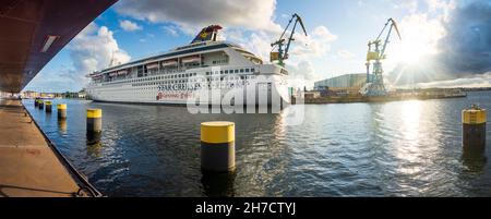 Wismar: Hafen Westhafen, Kreuzschiff bei der Werft MV Werften in Ostsee, Mecklenburg-Vorpommern, Deutschland Stockfoto