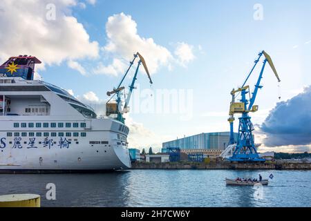 Wismar: Hafen Westhafen, Kreuzschiff bei der Werft MV Werften, Ruderboot in Ostsee, Mecklenburg-Vorpommern, Deutschland Stockfoto