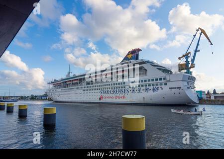 Wismar: Hafen Westhafen, Kreuzschiff bei der Werft MV Werften, Ruderboot in Ostsee, Mecklenburg-Vorpommern, Deutschland Stockfoto