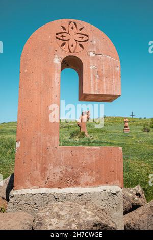 19. Mai 2021, Aragatsotn, Armenien: Denkmal des armenischen Alphabets mit Steinskulpturen aus Buchstaben und Mesrop Mashtots Stockfoto