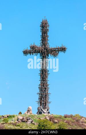 Ein großes christliches Kreuz, bestehend aus vielen ähnlichen kleinen Kreuzen im Gedenkpark in Armenien. Die Zahl der Kruzifixe steigt jedes Jahr Stockfoto