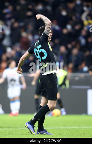 Alessandro Bastoni vom FC Internazionale feiert nach dem Sieg im Serie-A-Spiel zwischen dem FC Internazionale und dem SSC Napoli Stockfoto