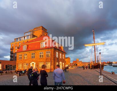 Wismar: Alter Hafen, historische Segelschiffe, Baumhaus (links) in Ostsee, Mecklenburg-Vorpommern, Deutschland Stockfoto