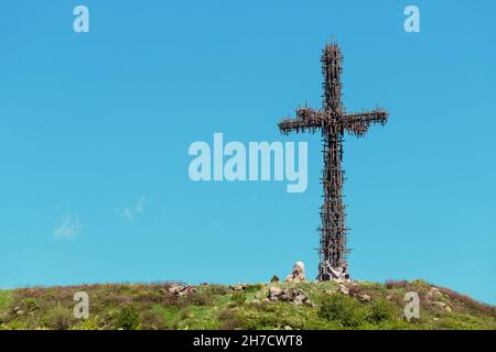 Ein großes christliches Kreuz, bestehend aus vielen ähnlichen kleinen Kreuzen im Gedenkpark in Armenien. Die Zahl der Kruzifixe steigt jedes Jahr Stockfoto