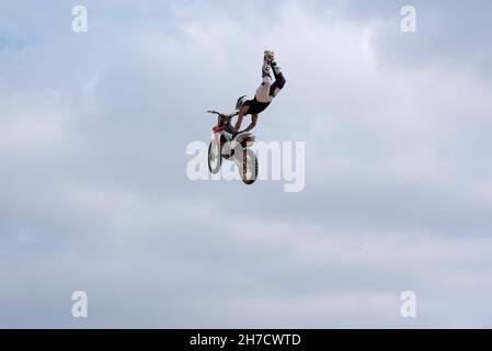 INDIEN, KARNATAKA, BANGALORE, 5th. Dezember 2015, Biker mit Akrobatik in der Luft beim Motocross Stockfoto