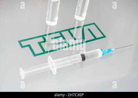 Fläschchen mit Flüssigkeit auf einem weißen Tisch und das Logo Teva, großes Pharmaunternehmen. 15. März 2021. Barnaul, Russland. Stockfoto