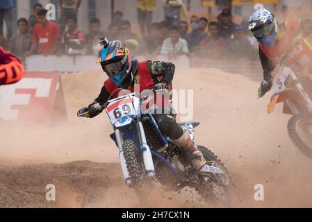 INDIEN, KARNATAKA, BANGALORE, 5th. Dezember 2015, Dirt Bikers im Rennen auf unbefestigten Straßen Stockfoto