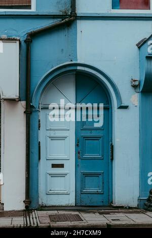 Zweifarbiger Blauer Torweg Stockfoto