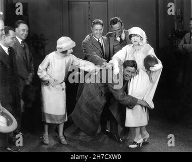 Set Visitor American Football Player ERNIE NEVERS mit Regisseur SAM WOOD und GLORIA SWANSON am Set offen während der Drehpause von BEYOND THE ROCKS 1922 Regisseur SAM WOOD Roman Elinor Glyn Famous Players - Lasky Corporation / Paramount Picches Stockfoto