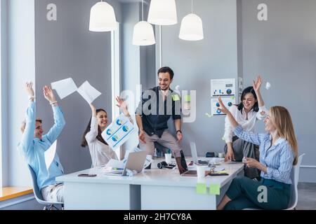 Geschäftsleute, die im Büro feiern und Spaß haben. Stockfoto