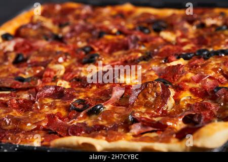 Nahaufnahme einer köstlichen hausgemachten Pepperoni-Pizza Stockfoto