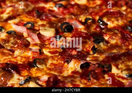 Nahaufnahme einer köstlichen hausgemachten Pepperoni-Pizza Stockfoto