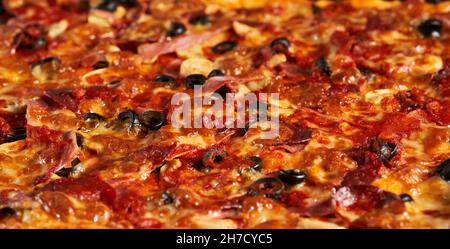 Nahaufnahme einer köstlichen hausgemachten Pepperoni-Pizza Stockfoto