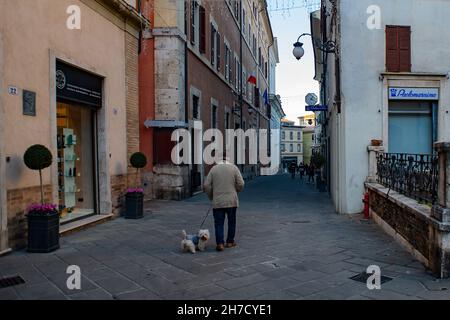 Italien, November 2021. Da die Zahl der Ansteckungen in Italien zunimmt, kommt das Gespenst der Annullierungen von Weihnachtsferien durch Agenturen. Viele Italiener und Touristen bevorzugen in der Nähe gelegene Reiseziele oder kleine, begehrte Dörfer, um möglichst viele Menschenmassen in großen Städten zu vermeiden. Umbrien mit sehr kleinen und begehrten mittelalterlichen Dörfern, wie Spello oder Spoleto, ist eines der am häufigsten angeklickten Reiseziele im Internet für den kurzfristigen Tourismus. Das mittelalterliche Dorf Spoleto (Foto: Riccardo Fabi/Pacific Press) Stockfoto