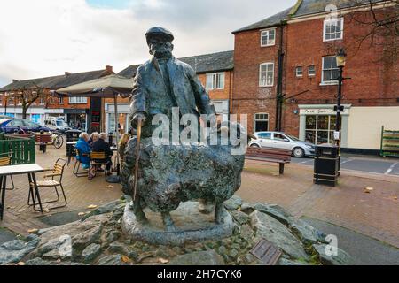 Skulptur mit dem Titel The Borderland Farmer vom Bildhauer Ivor Roberts-Jones auf dem Festival Square Oswestry North Shropshire England. Stockfoto