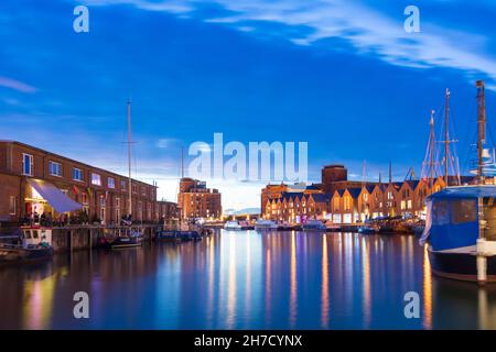 Wismar: Alter Hafen, Cafe Kai (links) in Ostsee, Mecklenburg-Vorpommern, Deutschland Stockfoto