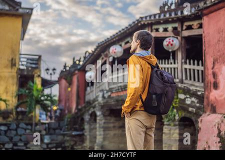 Mann Tourist auf dem Hintergrund der schönen japanischen Brücke in Hoi an. Vietnam. Vietnam öffnet sich wieder für Touristen nach Quarantäne Coronovirus COVID 19 Stockfoto