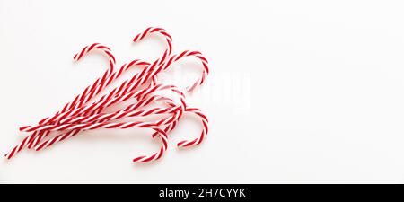 Candy Stöcke Haufen isoliert auf weißem Hintergrund. Weihnachten Pfefferminz rot weiß Bonbons, Banner. Frohe Weihnachten Grußkarte Vorlage, Platz kopieren Stockfoto