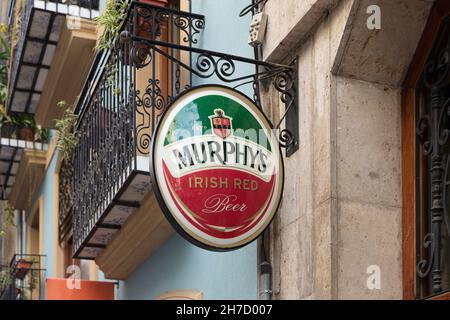 VALENCIA, SPANIEN - 19. NOVEMBER 2021: Murphy's ist ein Stout, der in Cork, Irland, gebraut wird. Es ist im Besitz von Heineken International und wird von diesem vertrieben Stockfoto