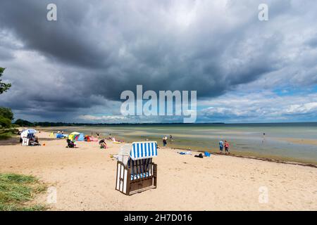 Klütz: Ostsee, Strand in Wohlenberg, Regenwolken, Bade, Sonnenbaden in Ostsee, Mecklenburg-Vorpommern, Deutschland Stockfoto