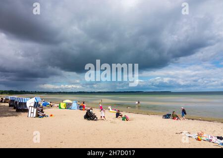 Klütz: Ostsee, Strand in Wohlenberg, Regenwolken, Bade, Sonnenbaden in Ostsee, Mecklenburg-Vorpommern, Deutschland Stockfoto